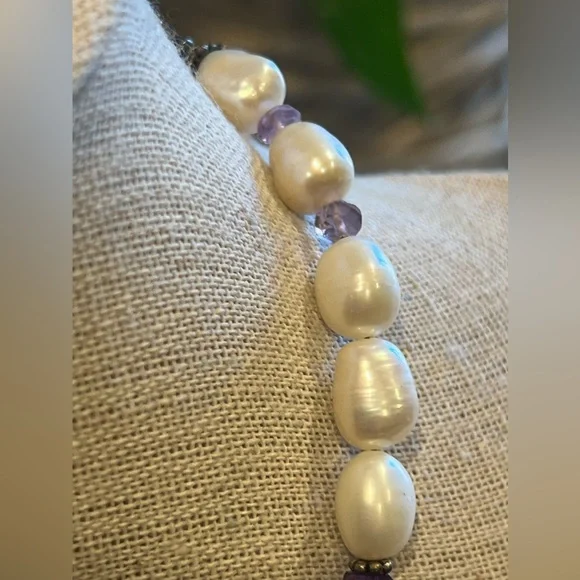 Large freshwater pearl necklace with purple glass beads and silver accents - Picture 3 of 14